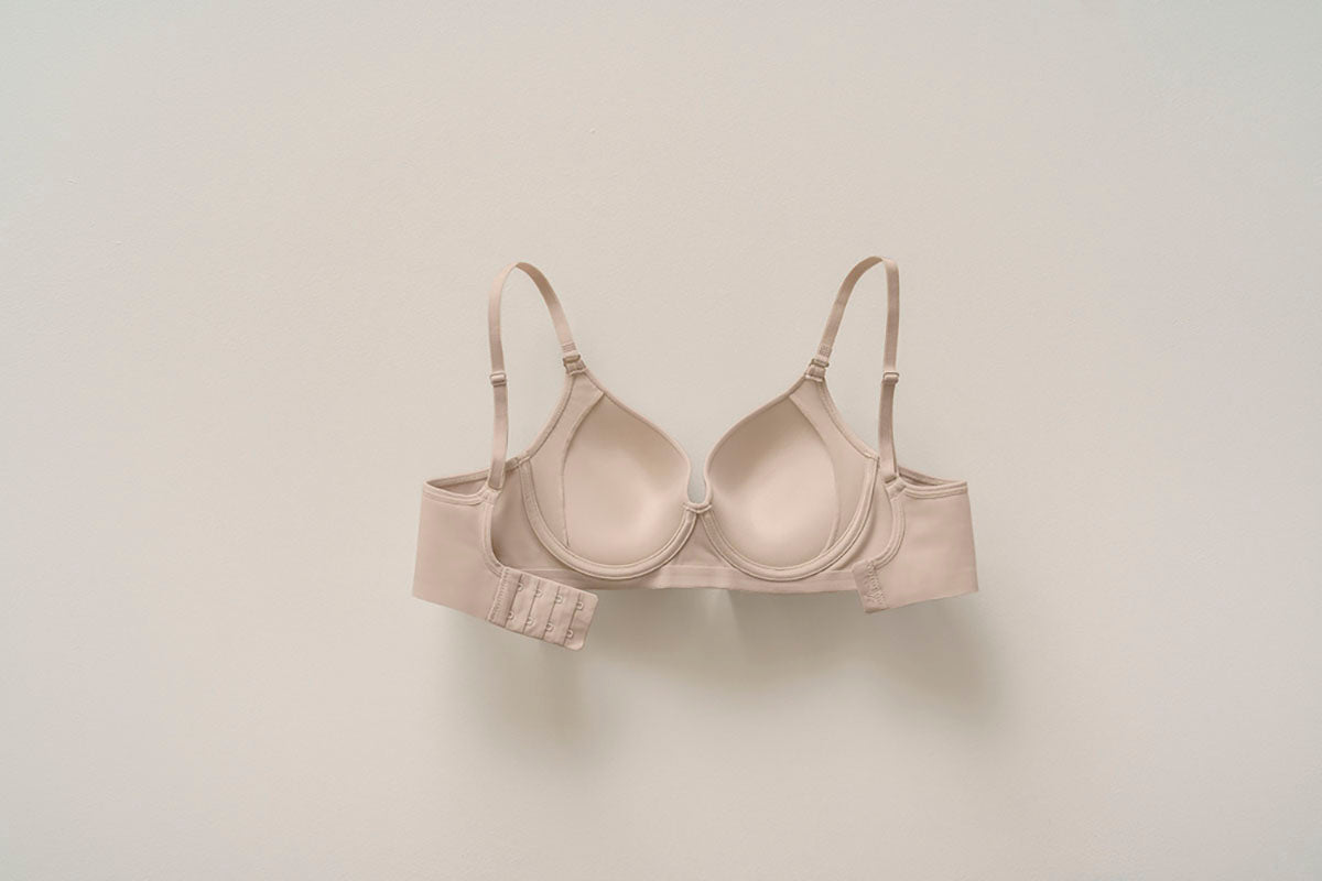 PINK VS lot of 4 push-up bras. One of the bras has